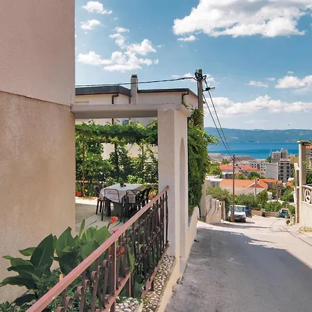 Three-bedroom In דירה