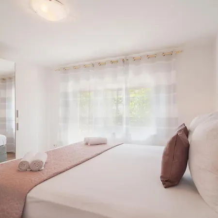 Amazing In With Kitchen Apartment *
