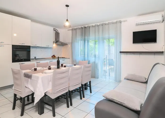 Three-bedroom In دوغي رات