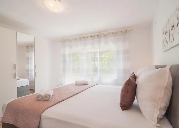 Three-bedroom In شقة *